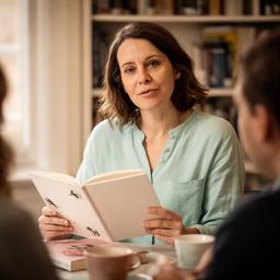 Deodora Nemesu con un taccuino durante una discussione letteraria